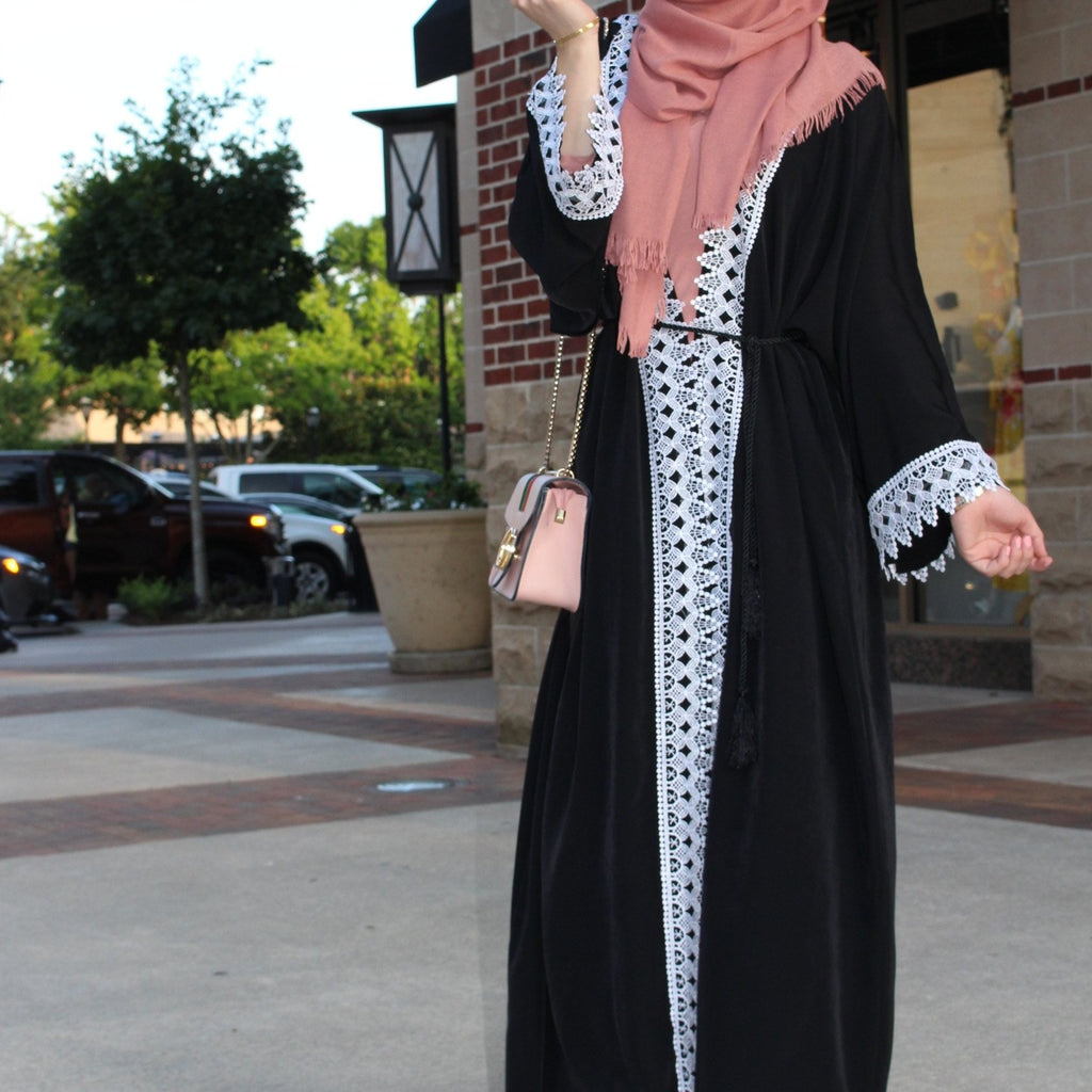 Pattern Capture abaya worn by a person.
